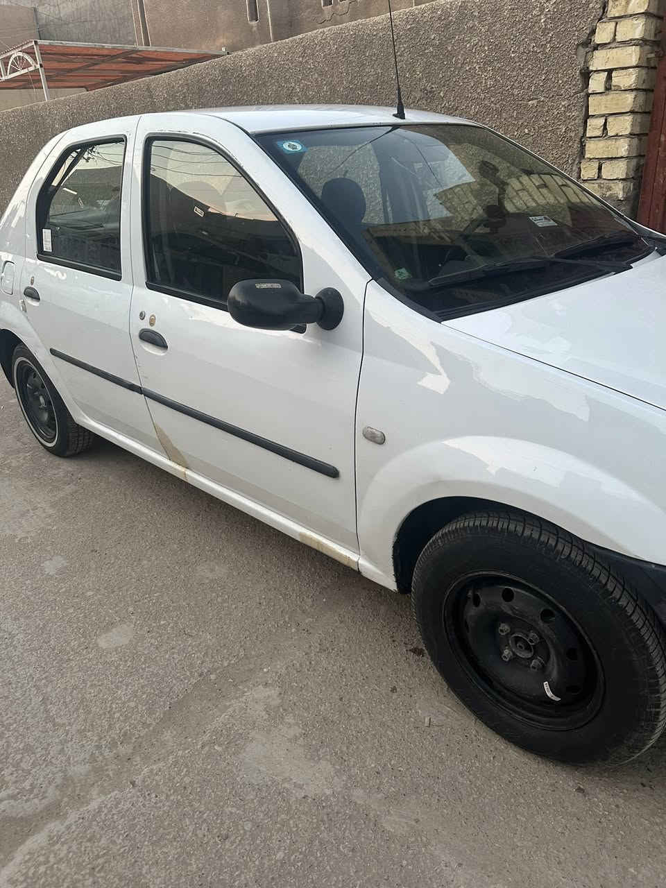 رينو لوكان 2010 سياره بلاديه بدون حادث وصبغ بيه اماكن معجون موضح بل صوره  منظومه بانزين ادامه + تبديل قاعده كامله جديده تخم تاير كير جديد  حداديه جديده داخل نظيف ارضيه مغلفه تبريد شغال منقص غاز  سياره مال بيت بل عافيه ع ياخذه رقم نكليزي جديد سنويه باسمي   عنواني :  بغداد بلديات  السعر 43رقمي ***********
