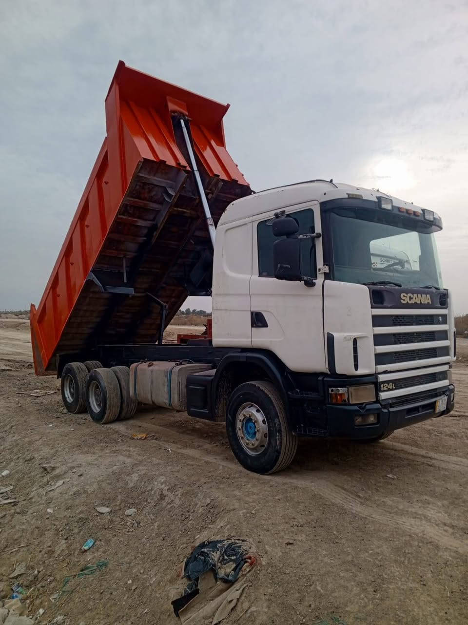 سكانيه جاهز للبيع ٢٠٠٠ سنويه لا ٢٠٢٩  رقمي*********** سعره ١٩٠ او مراوس براس تريله لودر
