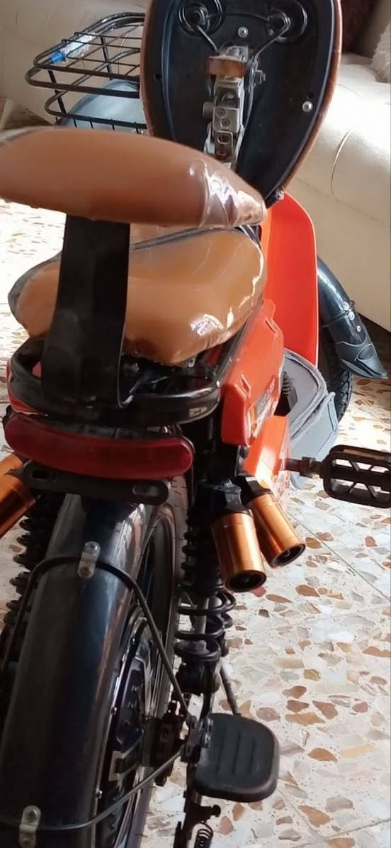 للبيع بايسكل شحن حجم ٢٠ بطاريه بحالة جيده يعني شحنها مابي شي يحتوي على ٤بطاريه بلاديه زوج تاير جديد كلشي بي شغال عقل بلادي مو تحوير كفرات جدد استخدام شخصي يعني مامتعوب بايسكل الا جديد بحالة الوكاله السعر ٤٢٥٠٠٠ وبي مجال بسيط المكان بابل للاستفسار ***********غير متواجد على الفيس
