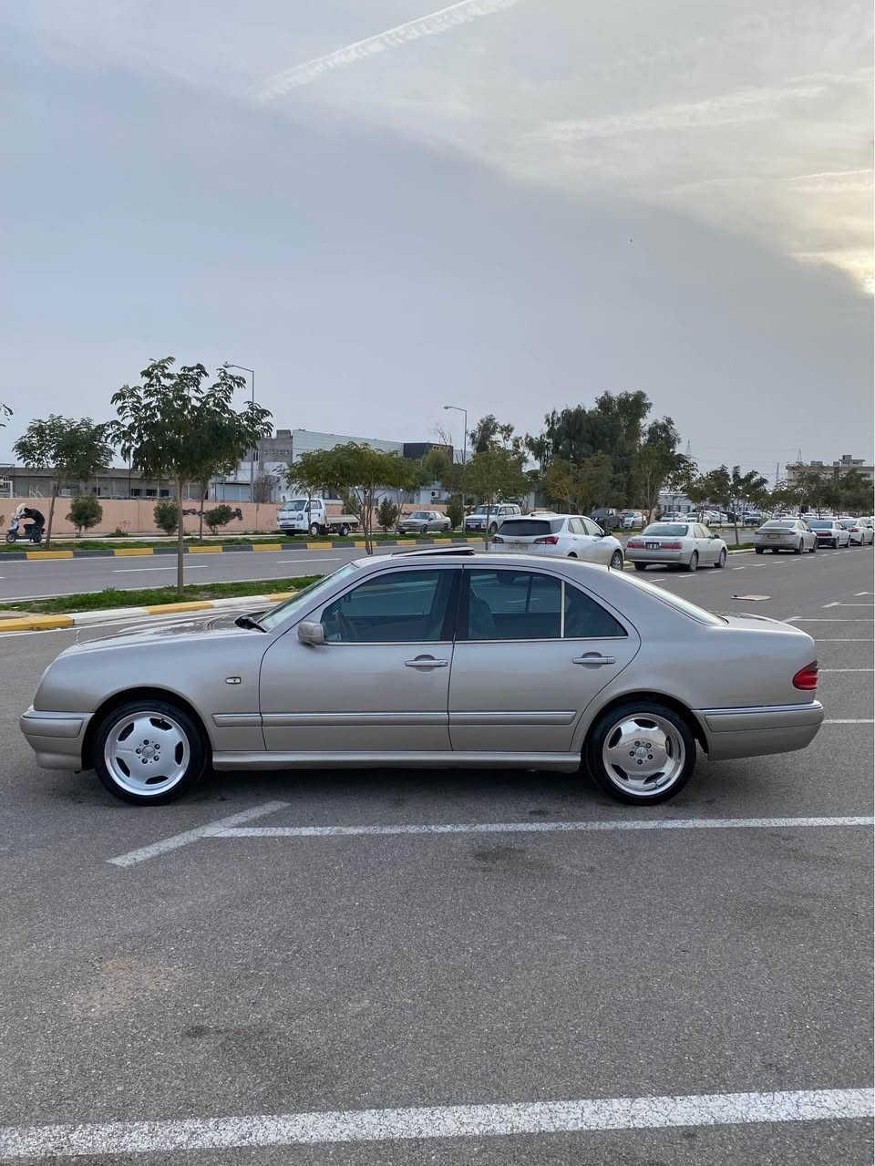 مارسيدس عفريت ساق. موديلي ١٩٩٩ فول مواسةفات مةكينةي شةش پستؤني فية مةرغوبة حيزام بوياخة لةسةر ساقي هةمو گياني بةشةرت  ناوزةردة جلدة سلايتة فول مواسةفات*********** كالار, السليمانية
