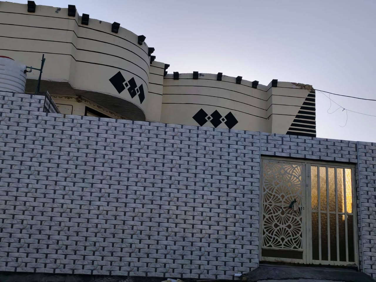 قضاء القاسم
#دار للبيع قرب مدرسه الضياء شارع حسينية ذكر الله ابو الهيمه
داخل الشارع إلى الداخل 
المساحه 200 طابو زراعي سند 25
يحتوي البيت على غرفتين نوم + صاله + استقبال + مطبخ حار بارد + صحيات داخليه وخارجي + منور حول البيت للاستفسار اكثر عن البيت الاتصال على الرقم :‏ ‏‪0772 312 7318‬‏

#مرخصة الادمن
