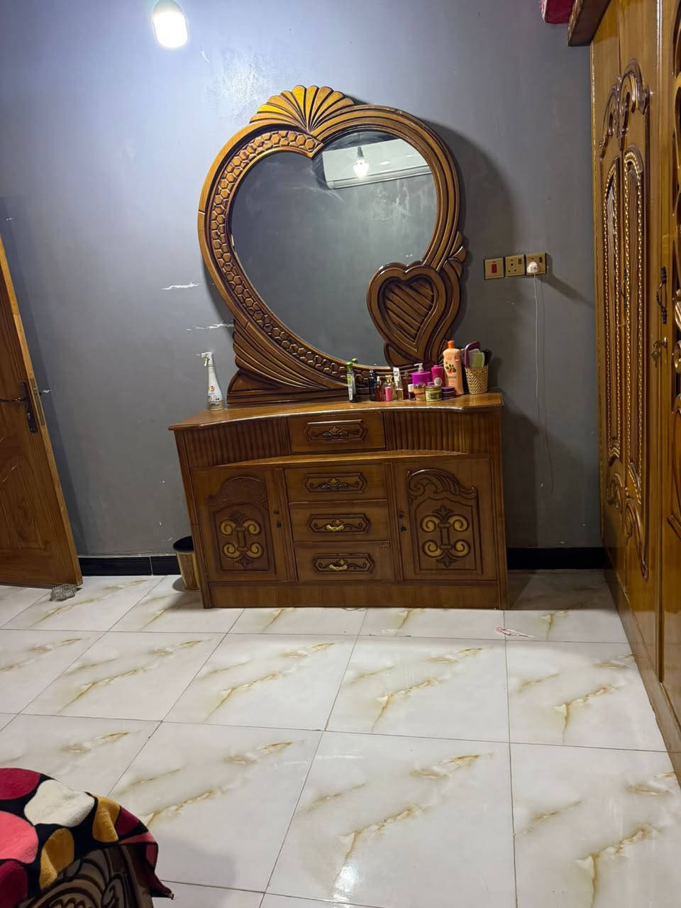 سلام عليكم غرفه نضيفه مابيه اي كسر صاج عراقي كامله مابيه اي نقص بكان المطيحه حي الزيتون رقم الهاتف *********** السعر 600
