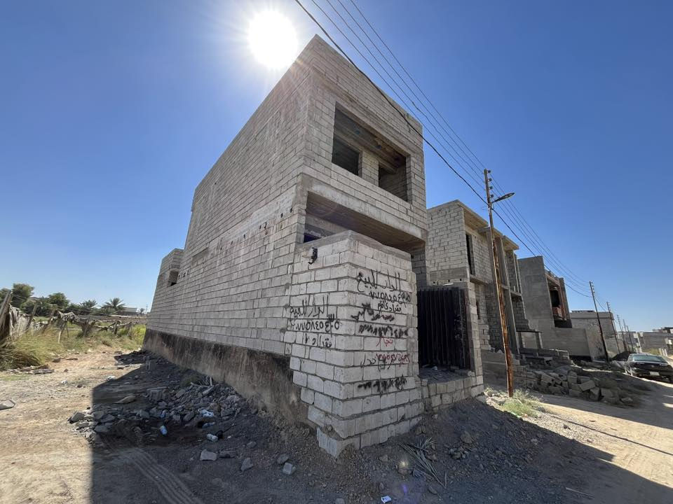 هيكل طابقين للبيع مساحة 100 متر يتكون من استقبال وصاله مع مطبخ بارد ومطبخ حار في المنور وغرفة نوم في الطابق الاول وغرفة نوم في الطابق الثاني وصحيات داخلية في الطابق الاول وفي الطابق الثاني وصحيات خارجية . الموقع تقاطع القدس خلف كلية بلاد الرافدين القديمة . سند 117 مشمول بالتطويب
***********
