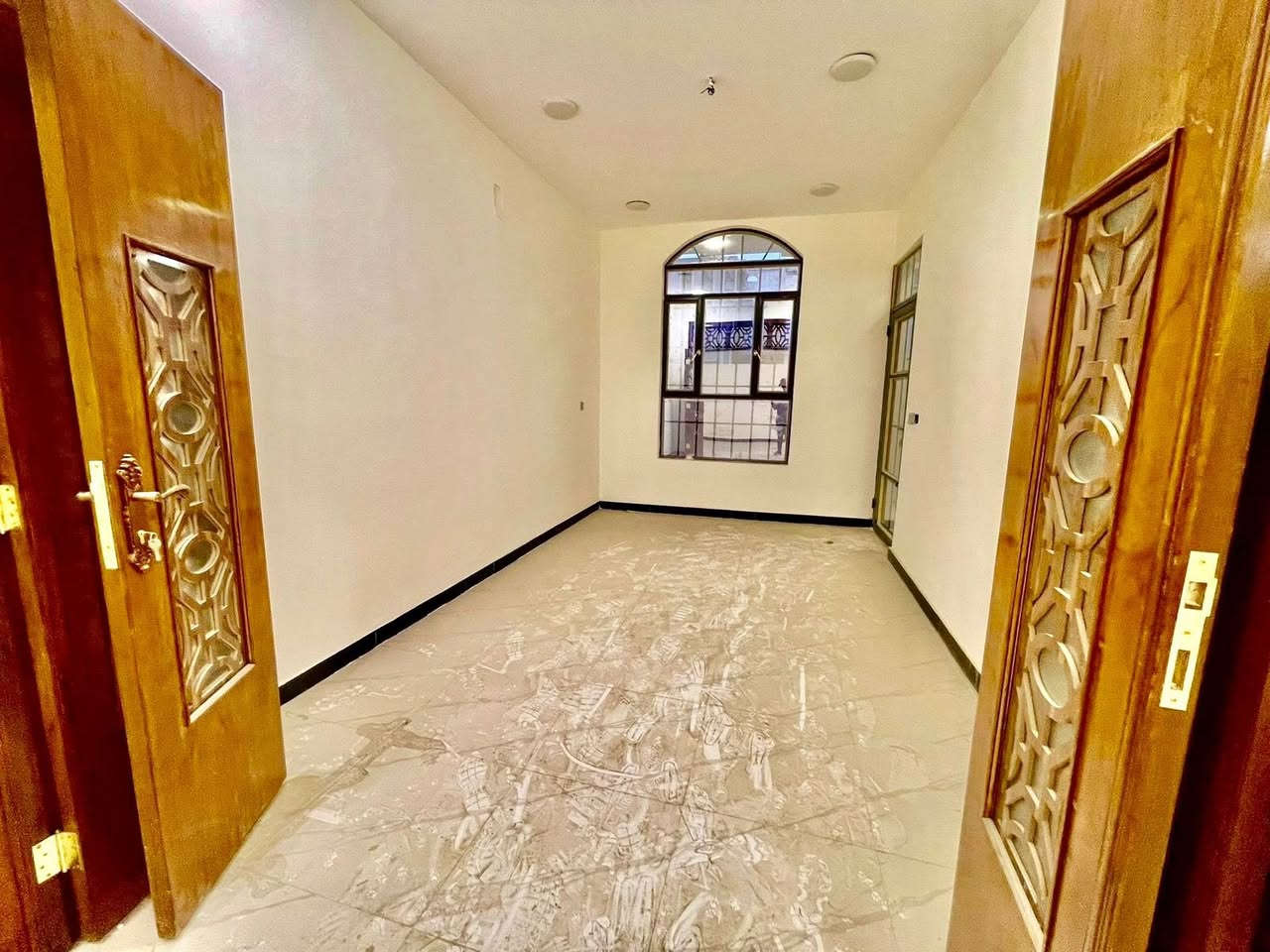 للبيع دار في مدينه الحريه البستان المساحه ٩٠متر الواجهه ٦ نزال ١٥ يحتوي على استقبال ومطبخ وحولي وغرفه نوم وخدماته والطابق الثاني غرفتين نوم وحولي وخدماته
***********
