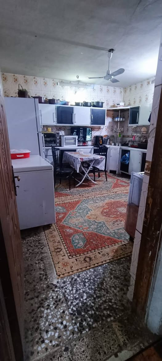 السلام عليكم من رخصة الادمن بيت للبيع قرب سوق المعالف موقع حلو سند مستقبل مساحة 200متر 5 غرف نوم طابقين مسلح حديقة خارجية شارع عريض ...للاستفسار الاتصال ع رقم *********** يوجد واتساب
