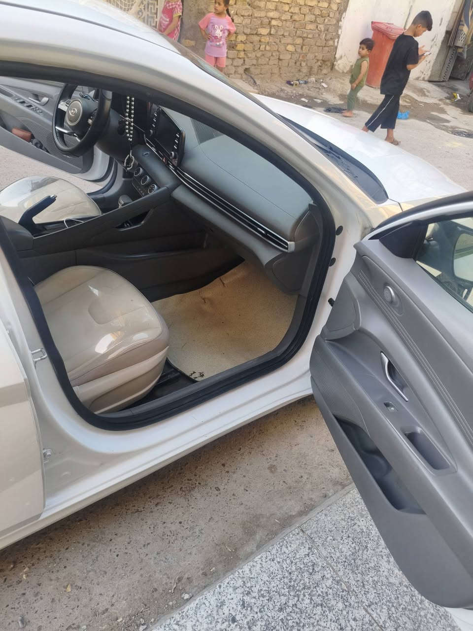 بسبب الوعود الكاذبه تم تنزيل السعر النترا خليجي 21مصبوغه عده البنيد وجاملغ ايسر والجنطه مامصبوغات محرك 2000 كير ايتي فول مواصفات تحويل مباشر قماره واكع عليهه شي مكصوصه ومعمره نفسهه دوشمه جديده تبريد قطعتين سونار مندولاي مذكور كلشي بي فتحه سقف وهواي مواصفات بعد كير محرك  تبريد كفاله ايرباكت سليمه مكاني بغداد مدينة الصدر ماشيه 233
السعر 118
تليفون *********** بي واتساب
