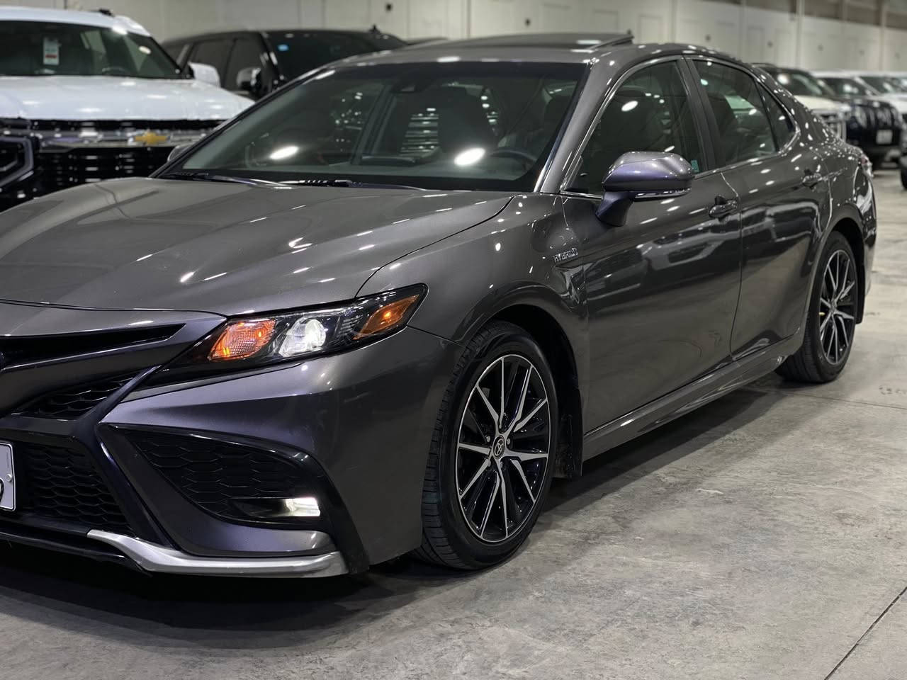 تويوتا كامري2021 هايبرد وارد أمريكي فئة SE فول 1/1 ماشية 85 الف و سيارة هايبرد ياباني اصل والسيارة كلش جديدة و السيارة بيه فقط دعامية امامية مبدلة نفس اللون فقط والباقي كفالة عامة و شرط فحص السيارة بدون ايرباك وبدون دواخل و شاصي باقي كله مكفولة ابيع شرط السونار و سيارة رقم بغداد الجديد بسمي تحويل مباشر و السعر 18700$  الف دولار او 187 ورقة و بيه مجال شي بسيط ومكاني بغداد و رقمي للاتصال و استفسار ***********
