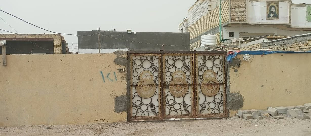 بيت البيع فضليه قريه الزهراء على شارع العام قرب مدرسه الحسن المجتبى بتدائيه متوسطه  يبعد عن مدرس 50 متر  مساحه البيت 300متر يتكون من غرفتين وصاله وغرفه ستقبال ومطبخ وديوانيه وصحيات   ***********
