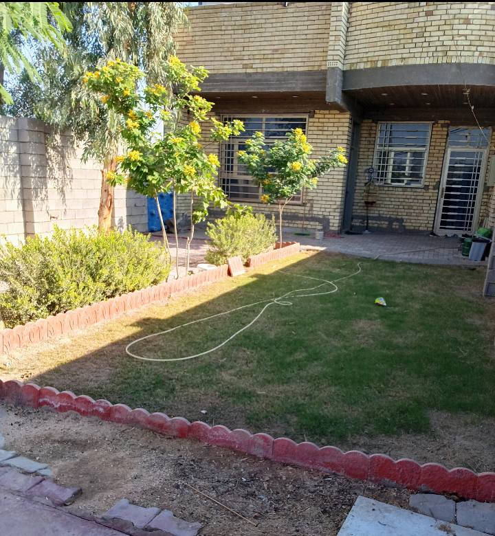 السلام عليكم دار 300 متر للبيع السياحي الشارع العام قرب محطة أبو زياد بناء حديث غرفتين نوم وحدة سويت الطابق الارضي صالة 5×7 صحيات 4×2 مطبخ 4×7 مطبخ حار 2×4  استقبال 8×4 ترك خلف البيت
الطابق الثاني غرفتين نوم ومدخل وبيتونة وصحيات 4×2 بناء درجة اولى الكهربائيات ضمان وكالة غاز وتبريد دفن شبابيك و ابواب المنيوم درجة اولى عازل صوت وغبار بيبان تركي باب قاصة تفصال باسمي 
للاستفسار ***********
السعر 250
