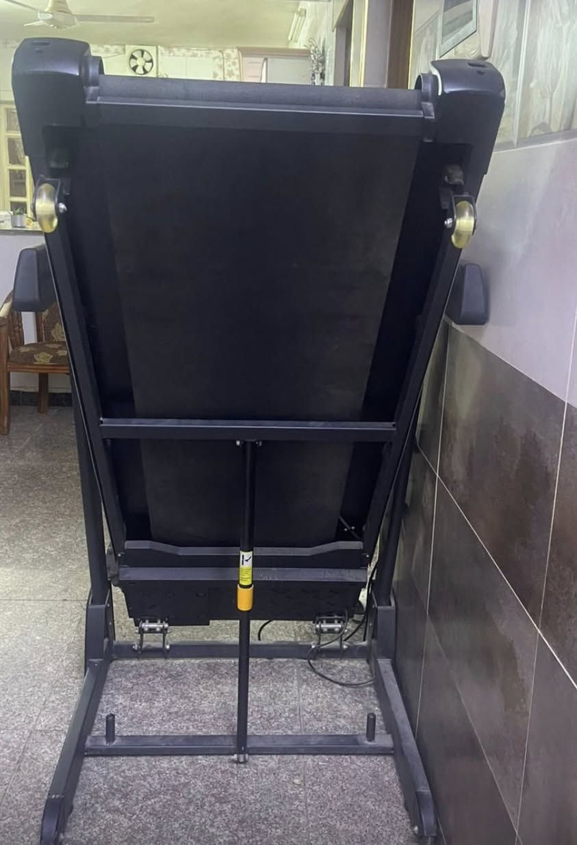 هذا الجهاز الظاهر بالصور هو سير كهربائي رياضي قابل للطي (Treadmill) من ماركة UBI ومكتوب عليه موديل قريب من A99
ومن شكله يعتبر من الفئة المنزلية المتوسطة، بيه خاصية الطي لتوفير المساحة، ويبدو بمحرك كهربائي مع مساند للبطن أو المساج الجانب
للبيع  نظيف وشغال مكاني بغداد


**إذا كنت صاحب هذا الإعلان وتريد حذفه لأي سبب، رجاءا أرسل رسالة إلى الدعم الفني**