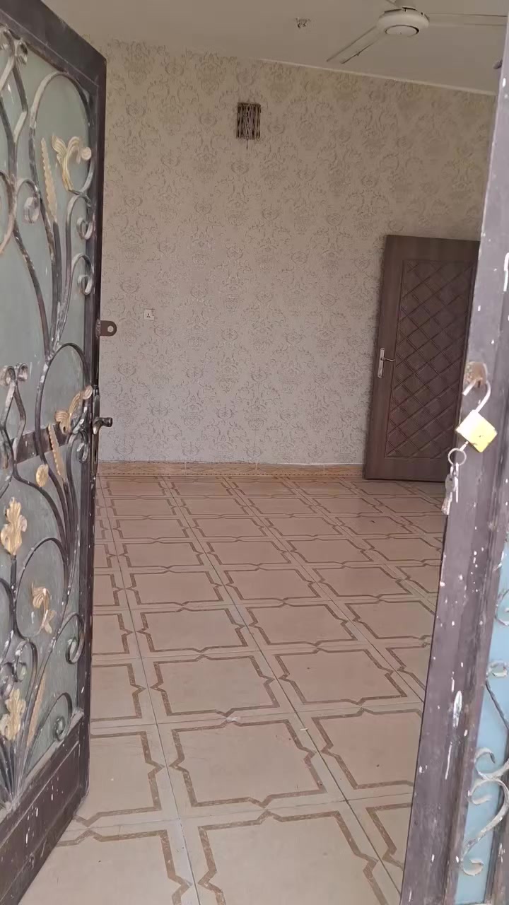 سلام عليكم
بيت طابق ثاني للأيجار!! مكون من غرفتين +صاله واستقبال+مطبخ+ حمام ....بيت مساحته جبيره ..
العنوان الديوم المربع الذهبي قرب جامع الحق المبين ..
للأستفسار ***********.  (سعر الأيجار 300,000)الف
