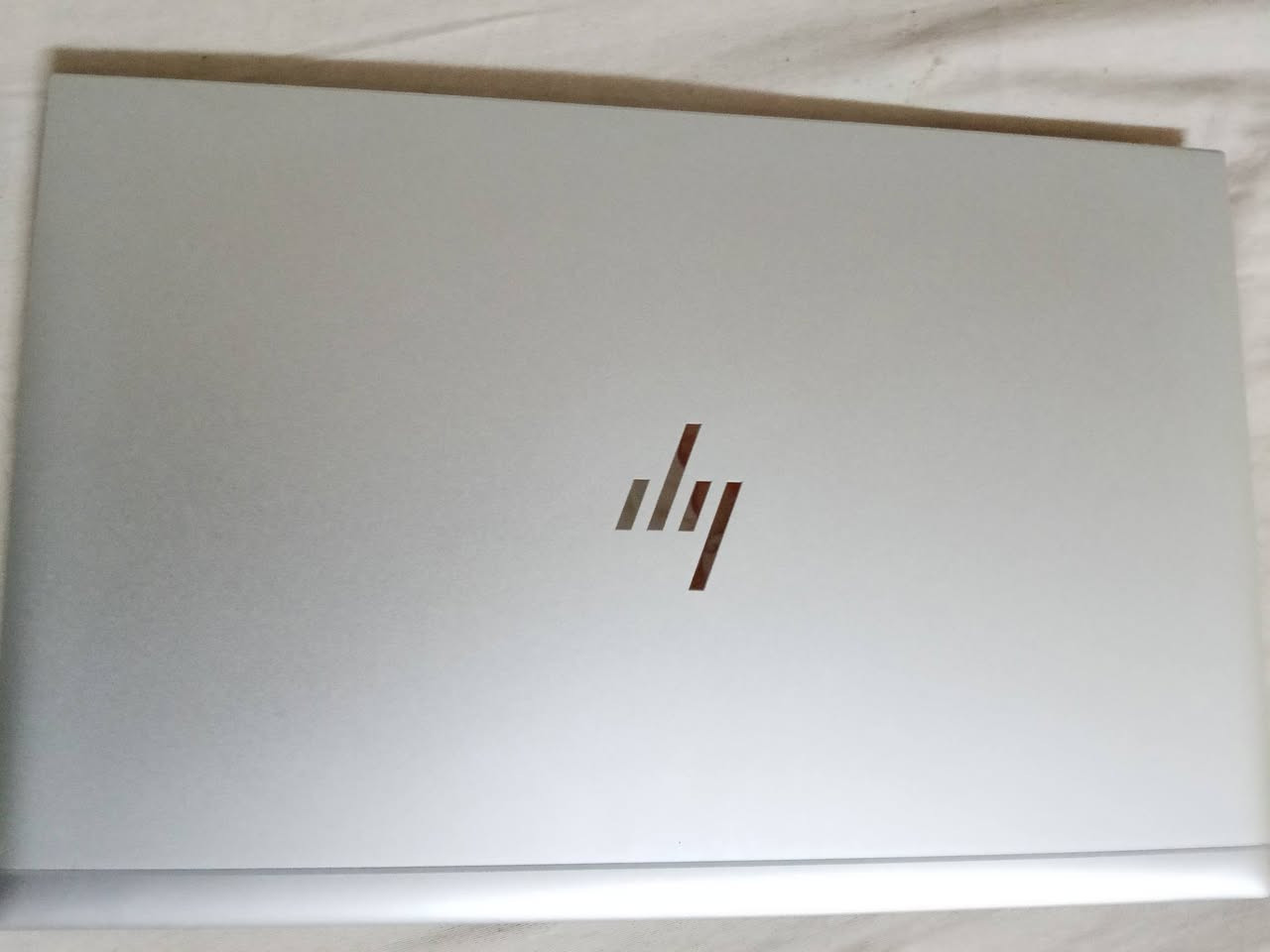 السلام عليكم لابتوب hp
مواصفات 
كور اي فايف الجيل العاشر core i5 10gen 
الرام 16كيكا 
هارد 256 كيكا

حجم الشاشة كبير.
كيبورد عربي انكليزي 
تحتوي على منفذ تايب سي 
لابتوب نضيفة كلش وتشغلك كافة البرامج 
مكاني موصل ***********
