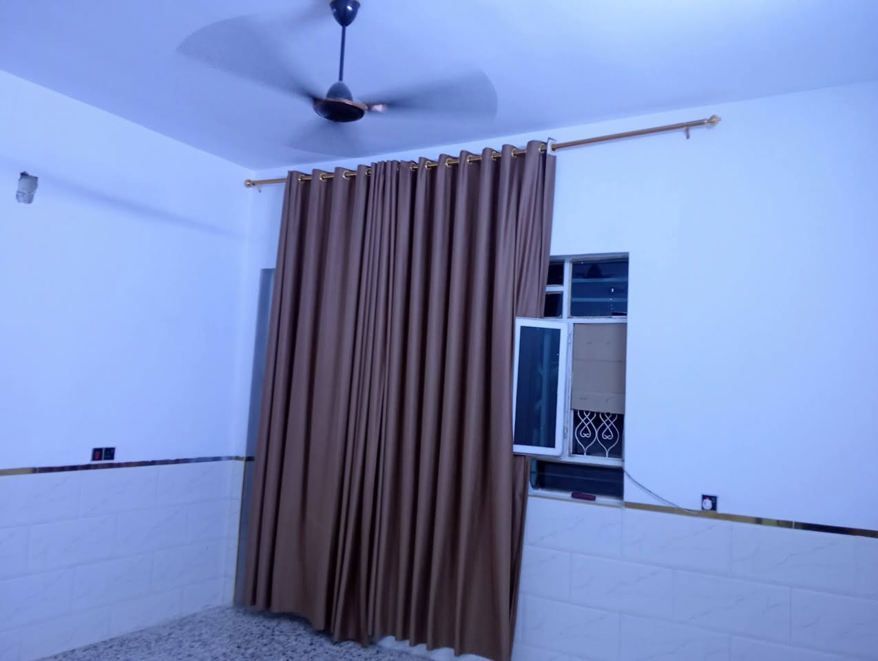 بيت للبيع مساحه 200 متر طابقين الطابق الول غرفتين ومطبخ وصاله وحولي وحمام وترك الطابق الثاني حولي وغرفتين ما كاملات الطابق الثالث صطح العنوان السياحي قرب مقبره الطفال السعر 72وبي مجال للستفسار*********** *********** الشراي خل يجي خاص لحد يعلق ويتعبني البيت مسلح وكامل زراعي سند 25
