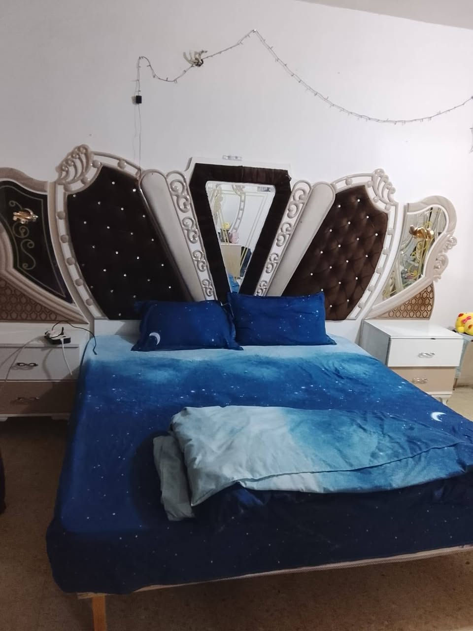 غرفة نوم 7 قطع
بهذا الشكل  مابيهة كسر فقط مراية الكنتور بيهة فطر  يردوهة ب280 وبيهة مجال 

المكان / الكريعات 
***********

