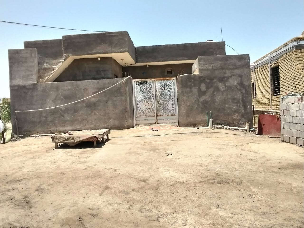 سلام عليكم بيت البيع مساحه 800متر بناء 200 متر  غرفتين وصاله ومطبخ و دوانيه   مكان  حي الجودين نزله الثانيه علا شارع المدرسه السعر خاص الرقم ***********
