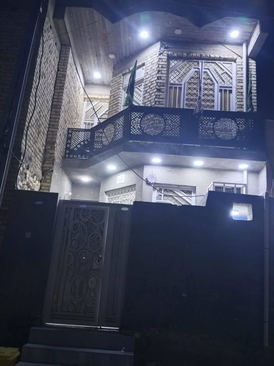 بيت للبيع المساحه ٧٨يتكون القاط الاول من مطبخ ومناور ثنين وصاله وستقبال والقاط الثاني يتكون من غرفتين وصحيات  المكان شارع الطابو القديم شارع بيت شيخ محمد الاتصال على الرقم‏‪***********‬‏
