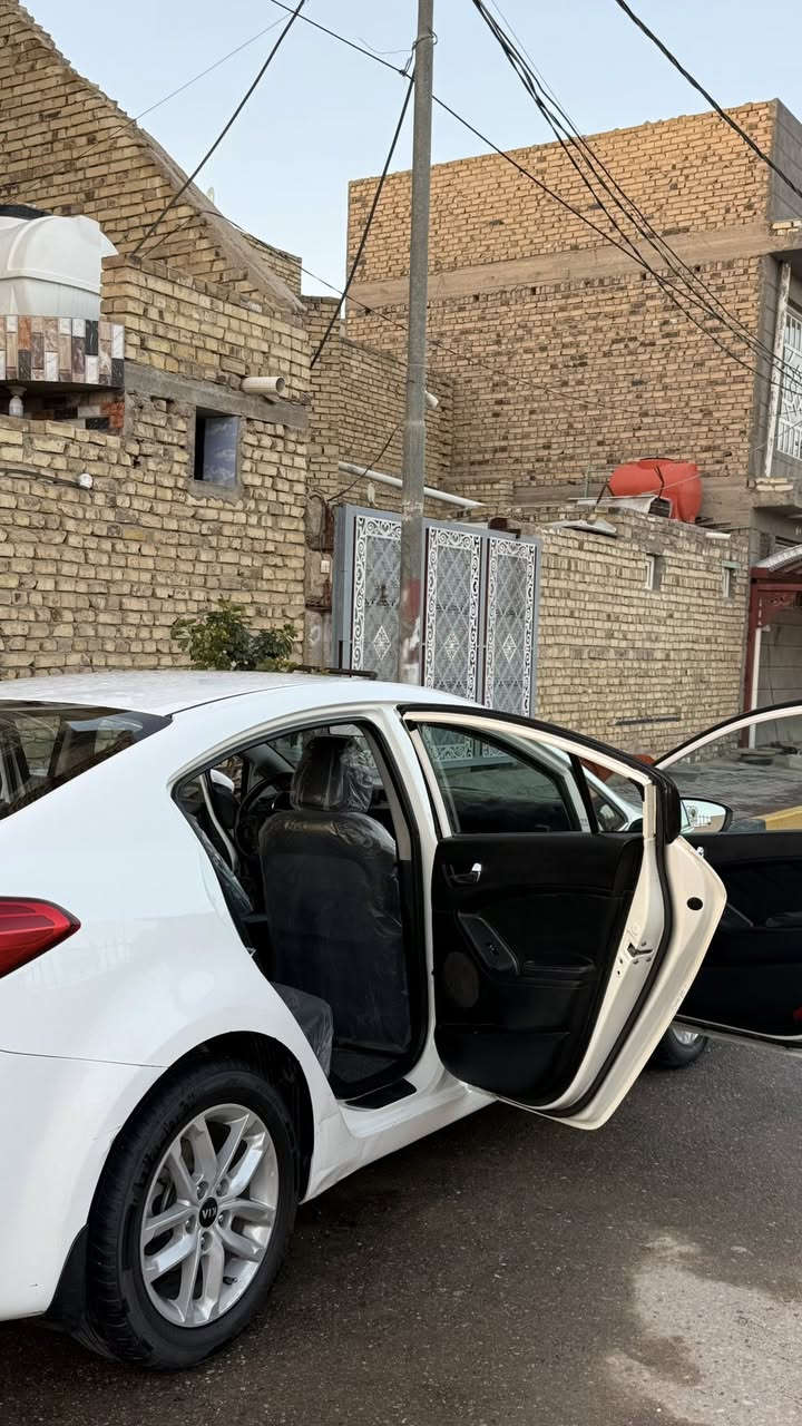 سـيراتو 2014 خليجي ( رقم اربيل )
محرك / 1600
لد امامي وخلفي 
تحكم بالمري 
مري شفط 
شفتات استيرن
شاشة 
تخم تاير جديد 
باتري جديد 
ارضية مغلفه 

السيارة نظيفه شوفه عينك 

السعر قفل 115
مكان السيارة / الديوانية 

***********
