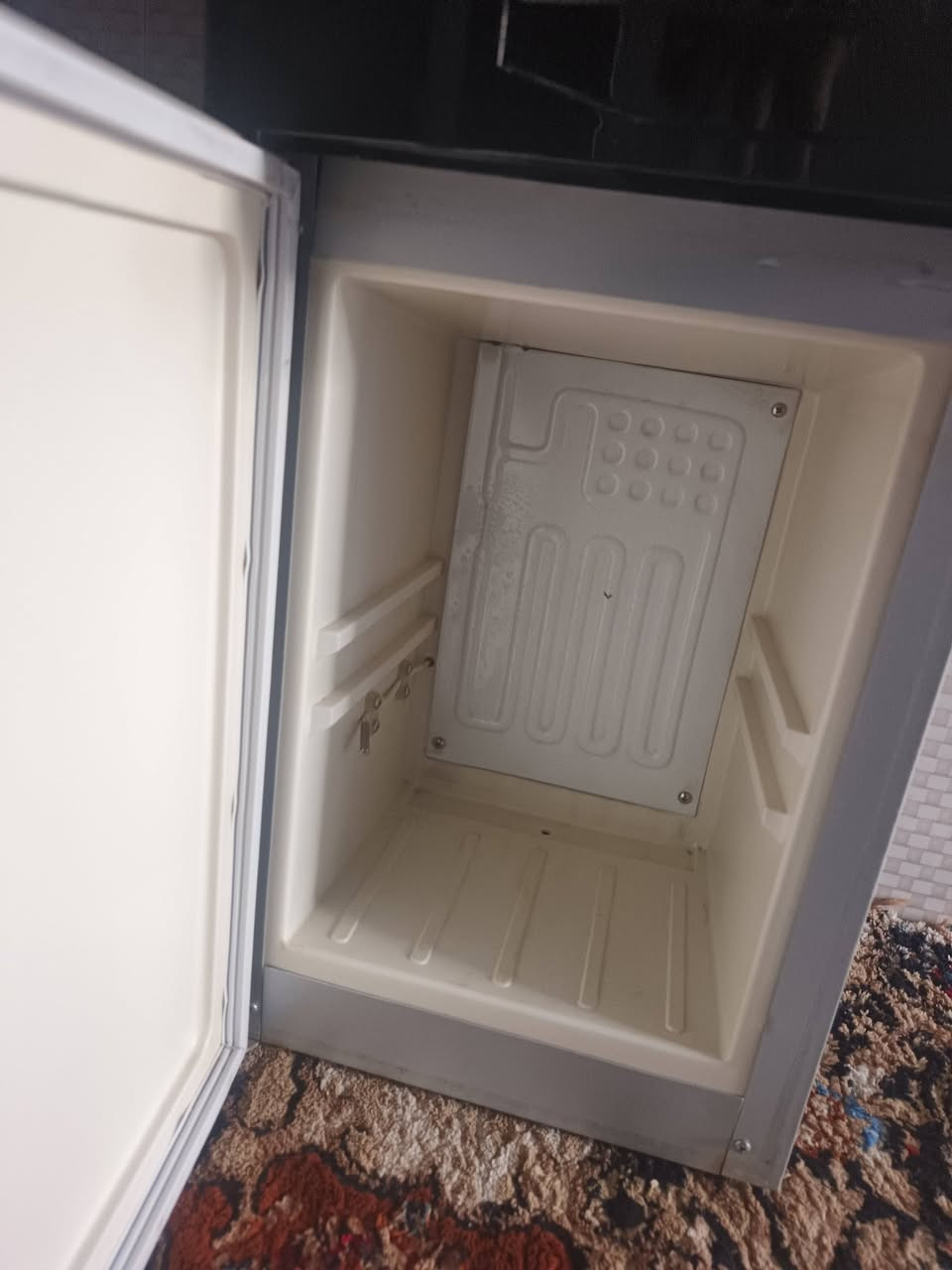 سلام عليكم براد شغال شرط حار بارد ثلاجه كل عيب مابيه بلادي وضع الشركه السعر 60  وبيه مجال مكاني كركوك حي عسكري شراي اتصل ***********
