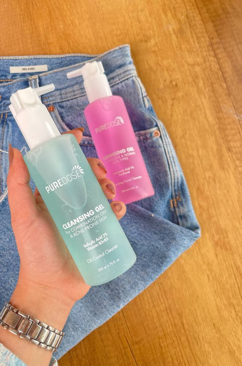 غسول وجه من  بيوردوز للعناية بالبشرة الدهنية والمختلطة والمعرضة لحب  الشباب

يحتوي حمض الساليسيليك (Salicylic Acid) بنسبة 2%  كمقشر كيميائي (BHA) يتغلغل داخل المسام لإذابة الدهون، يساعد في تقليل الرؤوس السوداء ومنع ظهور البثور.
فيتامينات B3 و B5: يساعد النياسيناميد (B3) على تنظيم إفراز الدهون وتقوية حاجز البشرة، اما البانثينول (B5)كمرطب ومهدئ لتقليل التهيج الناتج عن التقشير.

السعر ⬅️ 18 الف 
#بيوردوز 
#PUREDOSE


**إذا كنت صاحب هذا الإعلان وتريد حذفه لأي سبب، رجاءا أرسل رسالة إلى الدعم الفني**