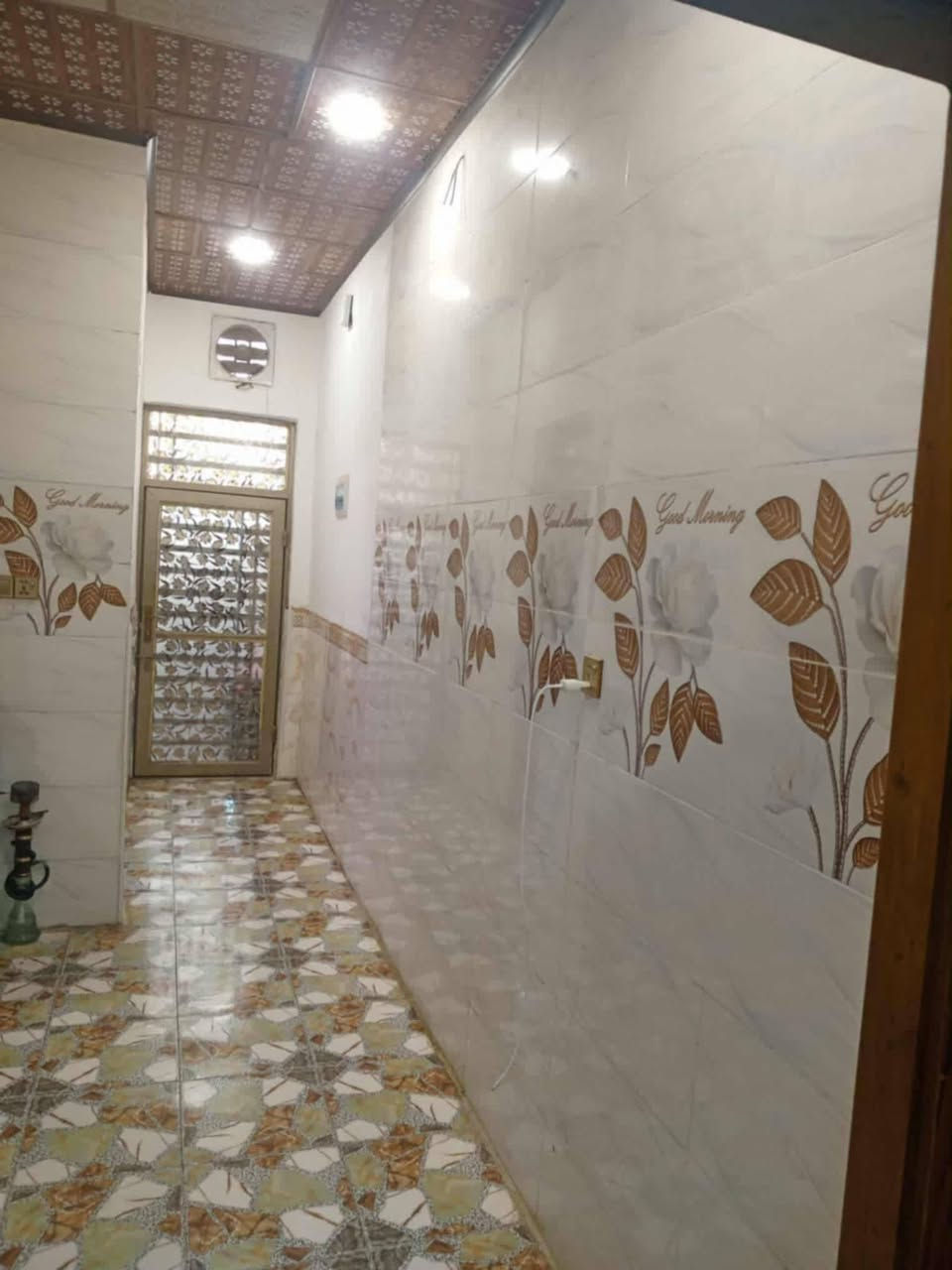 سلام عليكم البيت للبيع مساحه 110متر غرفه وصاله ومطبخ واستقبال وحمام داخلي وخارجي مكشوفه كامل مكمل اساس صب كونكريت سقف صب كونكريت سقوف ثانوي البيت كله سراميك بناء حديث درجه اولى كافت الخدمات ماي كرهباء وموالده سوك مدارس خط كيات شوارع كله تبليط مستوصف قريب الشارع العام العنوان نجف ملحق النداء حي الاحرار عمود 136شارع الصيدليه قريب الشارع العام كل هاذه وابسعر مناسب  للتواصل واتساب ***********او اتصال البيت شوف عينك  رجأ بدون مواعيد كاذبه شراي تعال شوفه مداور ثاني يوم قرار محكمه مشمول بل تطويب  ومعاملته كامله
