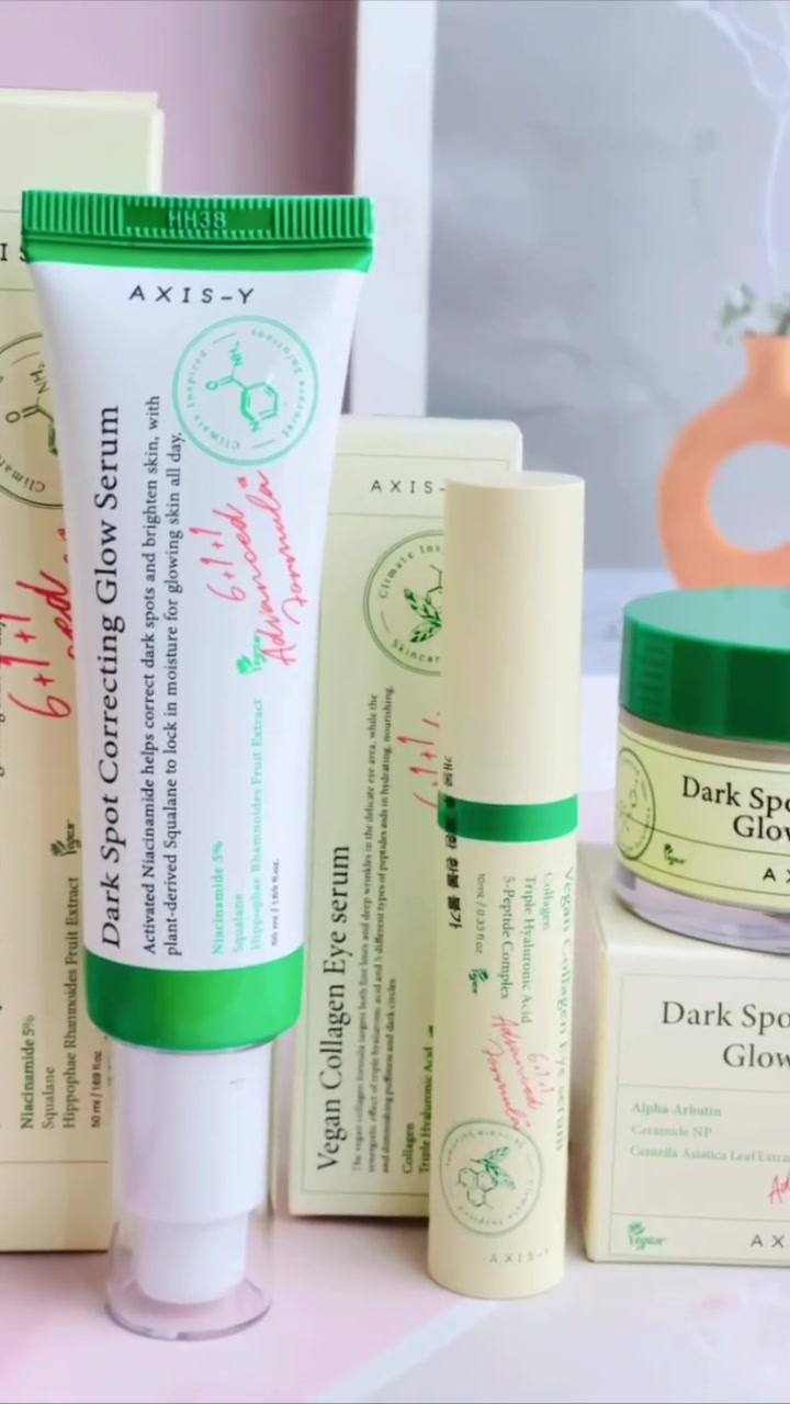 💚 روتين النضارة المتكامل من AXIS-Y لـ بشرة زجاجية ومشرقة! 🌟

1️⃣ سيروم التفتيح الشهير:
 Dark Spot Correcting Glow Serum 🧪💚
 يحتوي على النياسيناميد بنسبة 5% والسكوالان، يعمل على تصحيح البقع الداكنة وتوحيد لون البشرة بفعالية ومنحها نضارة فورية!
2️⃣ كريم التفتيح والنضارة:
 Dark Spot Correcting Glow Cream 🧴🍃
 يحتوي على الألفا أربوتين ومستخلص السنتيلا، يرطب البشرة بعمق، يعالج التصبغات، ويحمي حاجز البشرة.
3️⃣ سيروم العين النباتي بالكولاجين:
 Vegan Collagen Eye Serum 👁️🍏
 يستهدف الخطوط الرفيعة والهالات السوداء حول العين بفضل تركيبته الغنية بالببتيدات وحمض الهيالورونيك الثلاثي والكولاجين النباتي.


**إذا كنت صاحب هذا الإعلان وتريد حذفه لأي سبب، رجاءا أرسل رسالة إلى الدعم الفني**