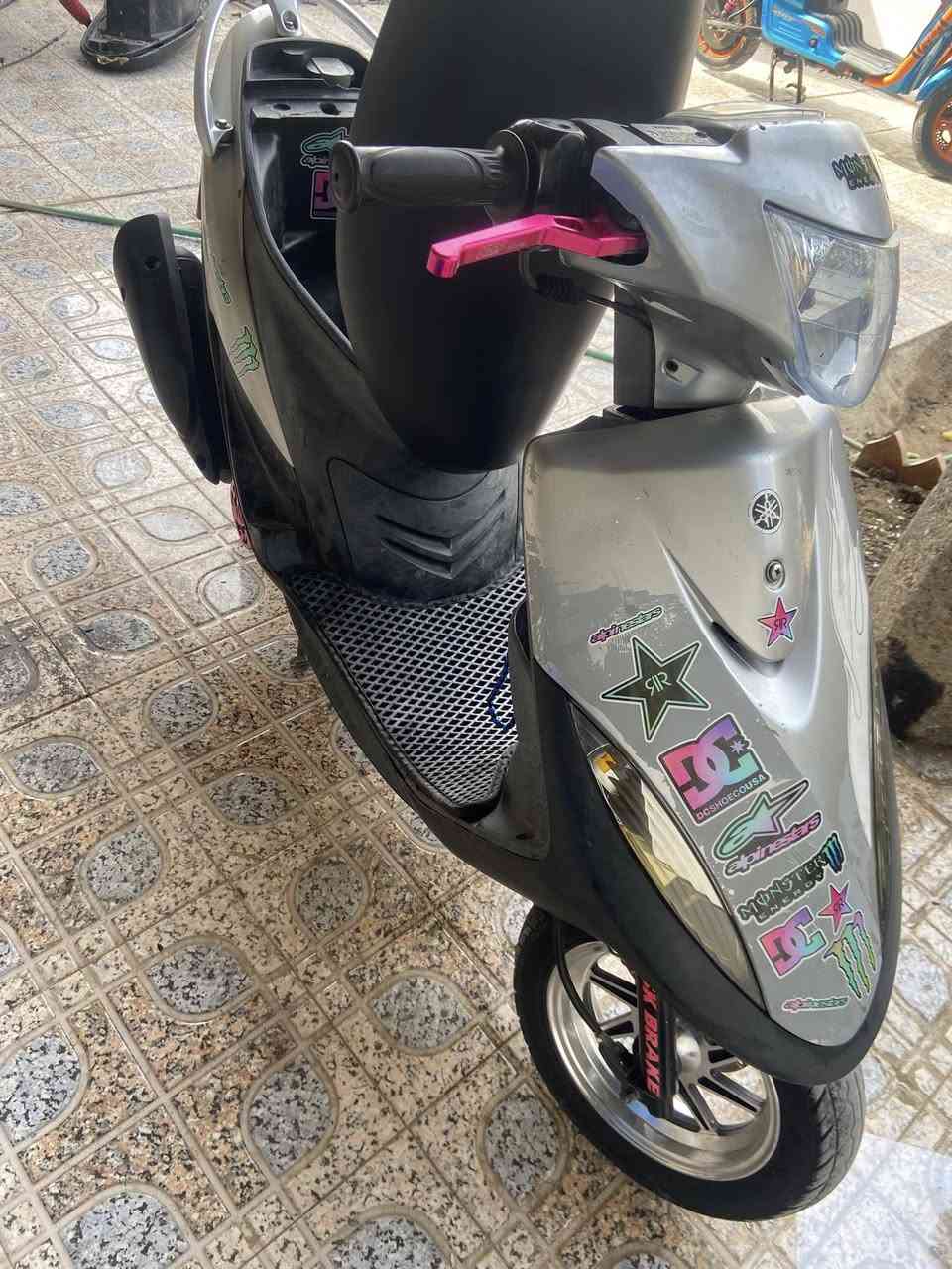 السلام عليكم الكفاله للبيع دراجه صار شهر من طالعه من رمبه مزوعه تزويد
التزويد⬇️
1 شيال rgs اصلي سعره45 
2 قطرة دهن ncy اصلي متحركه
3تعلاكه ncy
4قبغ فلاوين rgs اصلي 
5يدات بريكncy اصلي 
6 قطرة دهن اكسل r&s
7قبغ عمبار اصلي جا وياهه 
8صالنصه fm واقيه نيكل اصليه تختلف عن العاديه
9قفيص rgsالي بل صالنصه عدد 2 
10دمام tourboاصلي 
11 ستاند صفح poosh 
12 قاعدة رقم r&s
13 منضومة لايت زينون
دراجه ختم واحد ويه المكينه ومكينه مملعوب بيهه خلاص 
سلف بلادي كابريتر بلادي غراضهه البلاديات كلهن موجودات 
دراجه نزلتهه1050 اريدهه ب975 وبيهه مجال مابيهه شي مايشتغل بس الگيچ سلسله مكطوعه عندي نكطعت سعرهه3 الاف ودراجه نص نكره مكاني ديالى الخالص هبهب رقمي***********
