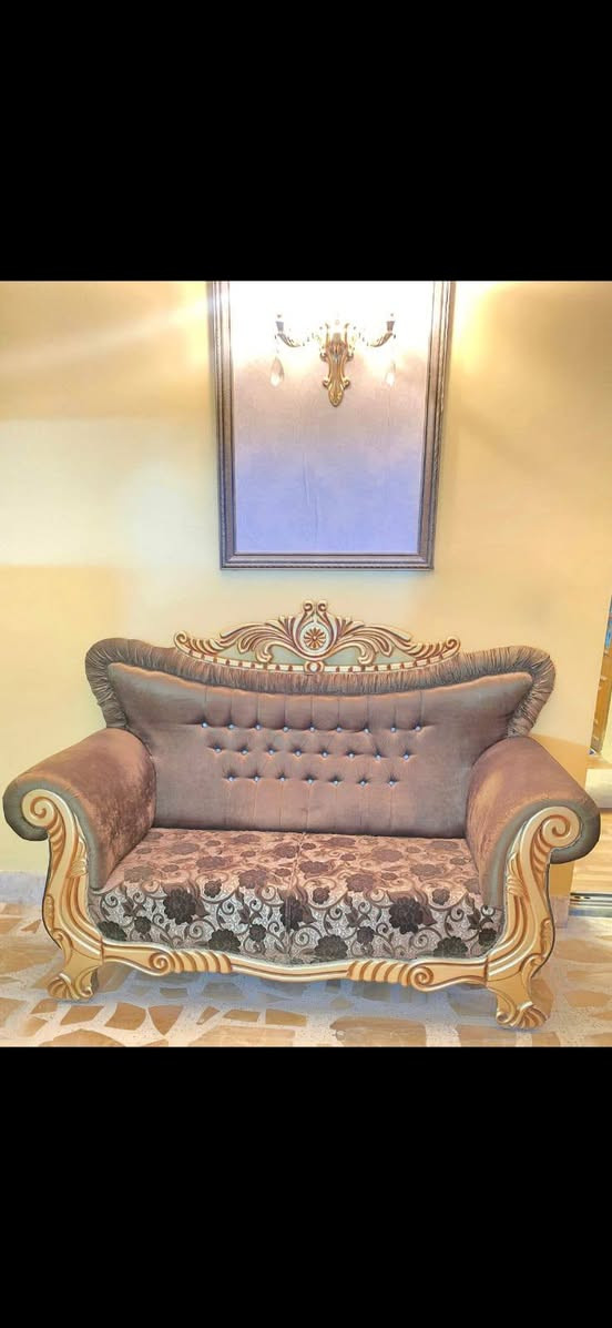 يوجد طقم قنفات جديد ١٠ مقاعد ثلاث قنفات واثنيم كرسي بسعر قفل ٦٥٠ جديداتصال على رقم *********** بغداد السيدية
