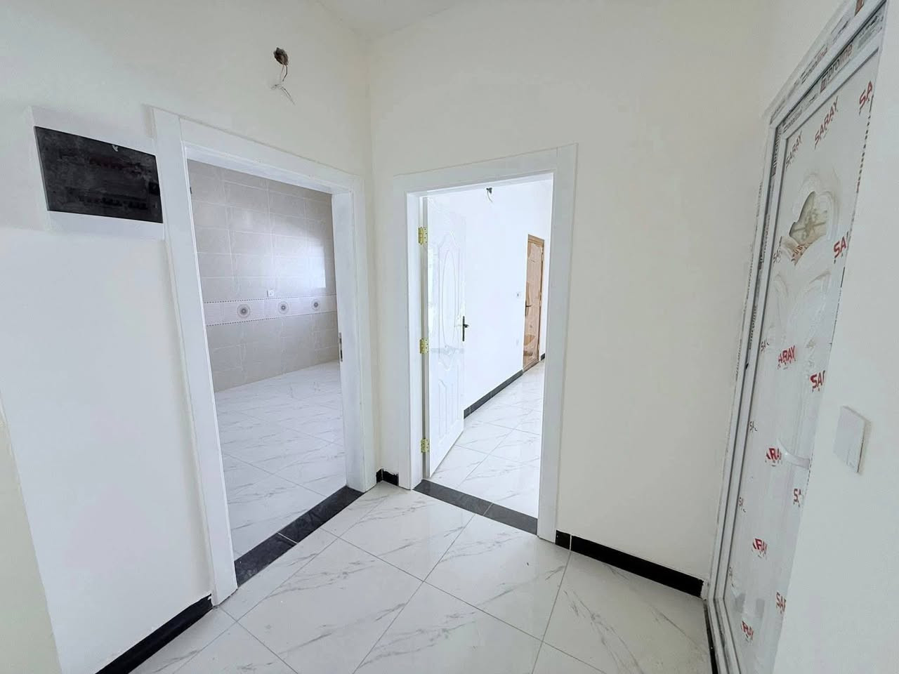 دار للبيع في مجمع قريه الغدير الثانيه مساحه 150 متر طابقين مرفوع مصرف عقاري يباع بمقدم 105 والباقي  على المصرف العقاري اقساطه الشهريه 230 الف 
للتواصل والاستفسار ــ مكتب النخيل للعقار 
***********
***********
