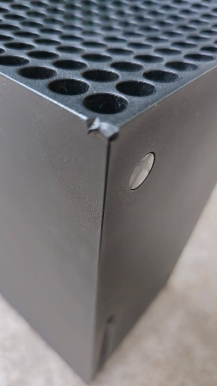 للبيع اكسبوكس سيريس اكس
السلام عليكم 
 اكسبوكس سيريس اكس ١ تيرا
ملحقات كاملة واصلية وجوستك اصلي 
فقط بي جلغة بالركن موضحة بالصورة غير مؤثرة
%استعمال اقل من سنة نضافة ٩٨
مكاني بغداد السيدية ماعندي توصيل 
تجي تاخذة واطيك بي ضمان يومين اذا بي اي مشكلة يرجع 
للاستفسار تواصل ماسنجر او واتساب ***********
السعر 575 وبي مجال
