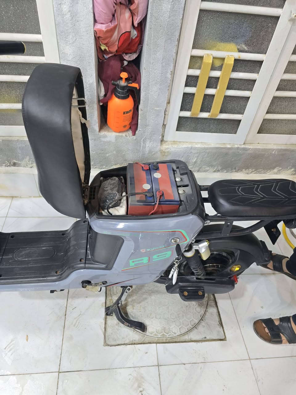 السلام عليكم...
دراجة شحن كهربائية نوع R9 صنع سنة 2026 تأتي معا 5 بطاريات حجم 32 منفذ بطاريات الشحن 16V شحن سريع يستمر لمدة أكثر من يومان مع العلم البطارية الواحدة تمشي أكثر من مسافة 45 كيلو ويوجد فيها منفذ UPS شحن معا بلوتوث هاتف شغال معا العلم جميع كهربائيات الدراجة شغالة وتتالف من مفاتيح تشغيل عدد 2 وكارتات تشغيل 2 معا بصمة واحدة.
السعر 480 ألف معا مجال بسيط للشراء.
للاستفسار أكثر الاتصال على الأرقام التالية أو مراسلة الصفحة للشراء فقط رجاءً، اللي مو شراي لا يتصل.
***********
***********
العنوان: البصرة - المعقل - الحي المركزي.
