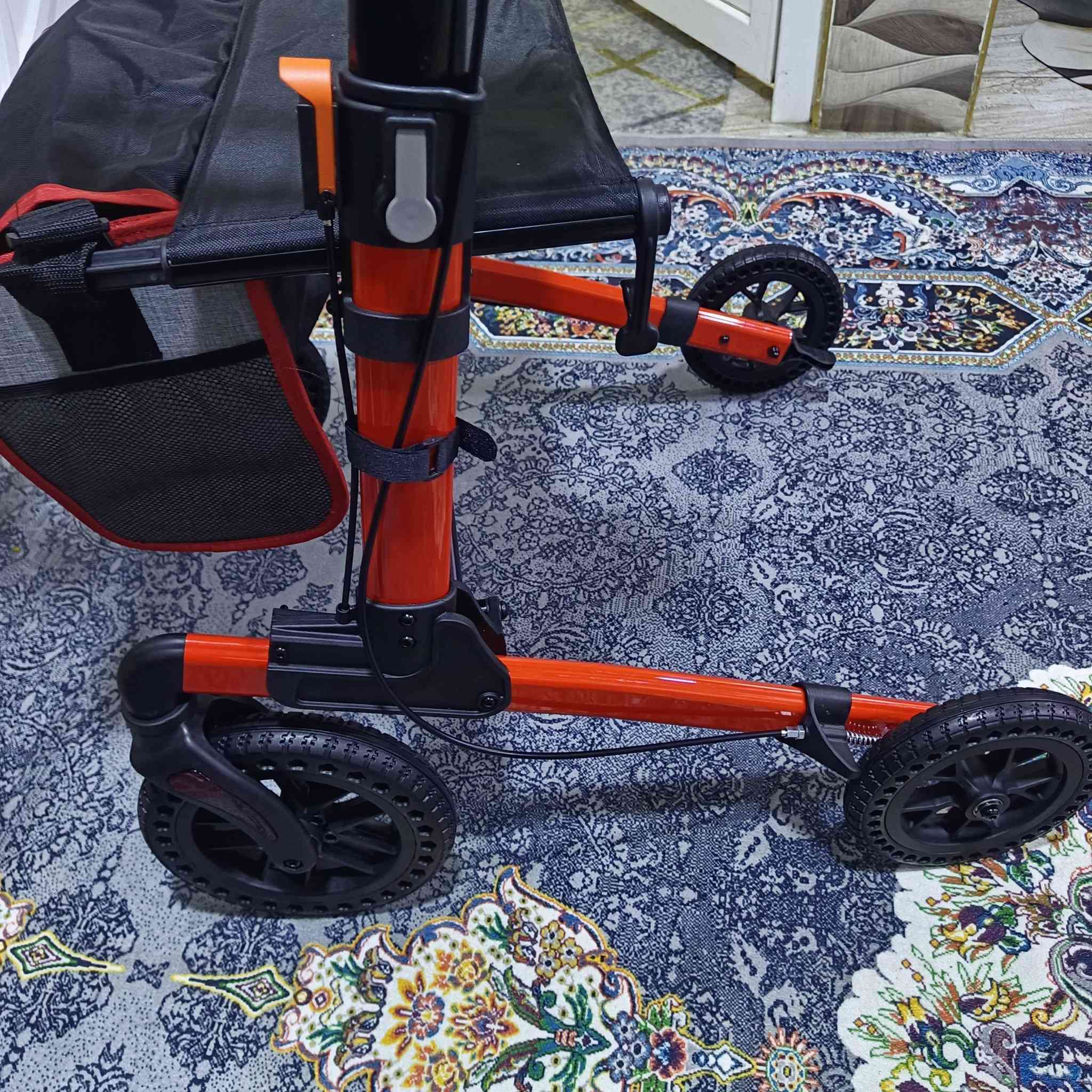 مشاية متحركة لكبار السن وذوي الاحتياجات الخاصة ماركة زيفيس .. مصنوع لدول اوربا ماركة جدآ راقية عرض المقعد 50 متانة جودة عالية.الاتصال او المراسلة فقط ***********
