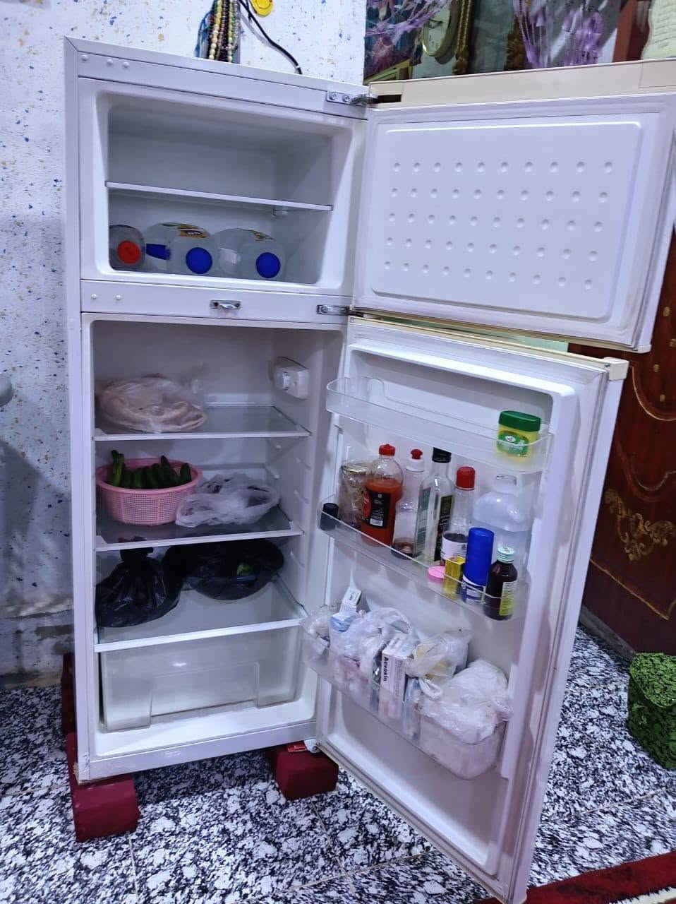 السلام عليكم ثلاجه نضيفه من فوك جمد بس من جوه بروده سعره 125مكانه نجف مكلف ***********
