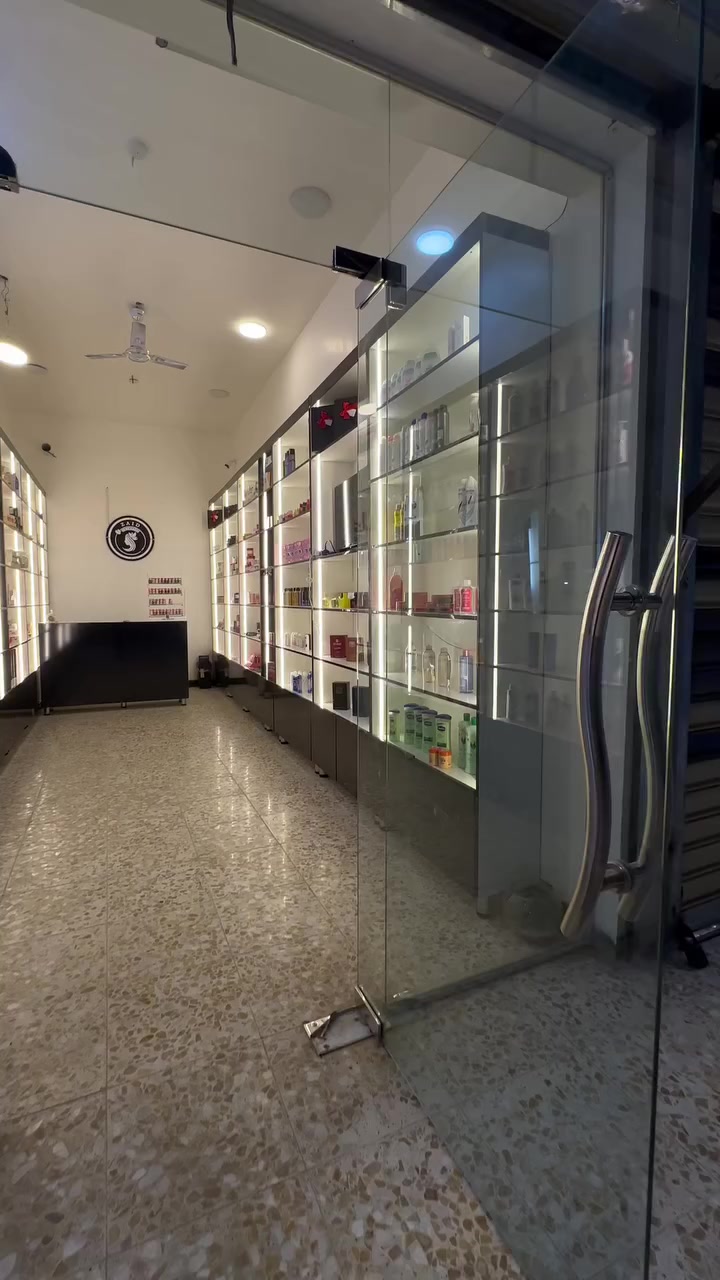 السلام عليكم الديكور والبضاعة للبيع لتواصل  خاص او ع الرقم ***********
ملاحضة يحتوي ع ديكور وبضاعة وباب جام وسبلت مدة الاستخدام ٣/٤ اشهر كلهن جديدات
