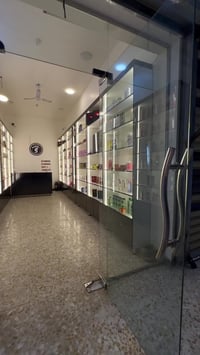 الديكور والبضاعة للبيع لتواصل  خاص او ع الرقم 07737387597 ملاحضة يحتوي...