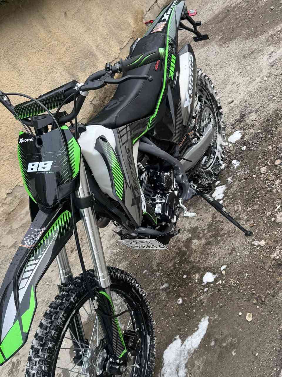 السلام عليكم قفاز xموتل دراجه صارله سبوعين من نزلت من معرض ودراجه ضلت فقط للعرض لاطلعت اماكن ولا سفر 
دراجه الله شاهد نكره وكلشي كامل بيه ومرقمه رقم اربيل 
العنوان بغداد الجديده نعيريه 
الاستفسار :***********
السعر2300
