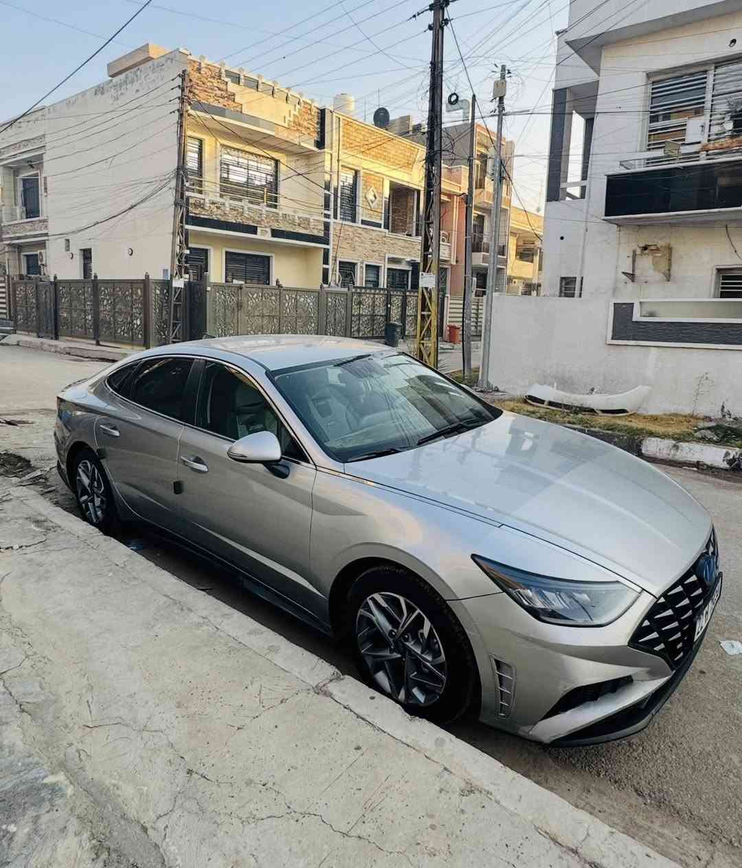 السلام عليكم سوناتا موديل 2020 شكل 21 فئه SEL مكينه 2500 المرغوب كير 8 نمر دبل كلج DCT ماشيه 108 مايل حقيقي مكينه كير شرط الفحص وكاله مكفولات من كلشي حادث السياره مرفق بلمنشور فقط جاملغ الامامي جهه اليسار مستبدل بدون ايرباك ضرر كلش بسيط سياره ليبل واحد عدا الجاملغ وبيهه تكحيل كارت بطرف جاملغ الخلفي رقم اربيل الجديد هزه سنويه بعدها ماساقطه سياره ماناقصهه برغي مواصفات السياره
1 بصمه تشغيل وبصمه ابواب وبصمه صندوك
2 صندوك ذكي يفتح عند الاقتراب
3 رادار امامي وخلفي وجانبي
4 نقط عميه بلمرايات جانبيه
5 تبريد بيانو مناخي منفصل 
6 هيترات مقاعد اماميه
7 شاشه وكامره خلفيه دواره بلاديه
8 اشارات بلمرايه
9 توقف ذاتي وتبيه خروج عن المسار ونضام مساعده على البقاء في المسار
10 لد امامي لد خلفي
11 لايت 4 عدسات
12 جام مدبل يعني دبل جام عزل فول ماشاءالله 
بعد بيهه هواي مواصفات السعر 175 وبيهه مجال عنوان بغداد الغزاليه *********** والسونار مرفق مع المنشور
