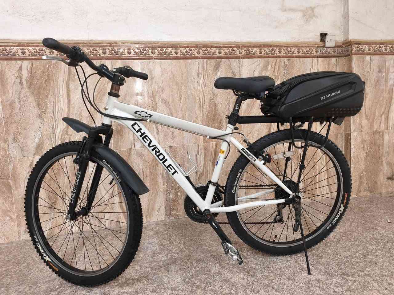 🚴🔥 للبيع | Chevrolet الأصلية 🔴
✨ دراجة رياضية أصلية بحالة ممتازة، خفيفة وسريعة وجاهزة للاستخدام.
💎 المواصفات:
✅ ماركة Chevrolet الأصلية.
✅ هيكل ألمنيوم خفيف ومتين.
✅ ⚖️ الوزن: حوالي 12 كغم.
✅ 🛞 : مقاس26.
✅ ⚙️ غيارات Shimano الأصلية.
✅ 🛑 فرامل أمامية وخلفية قوية.
✅ 💺 مقعد مريح قابل للتعديل.
✅  جاملغات كامل ستيل احتياط .
✅ تايرات Continental جديد
مكانه حي الجامعه 
🎯 مناسبة للرياضة، المشاوير اليومية، والتمارين. ✅ جاهزة للاستخدام مباشرة. السعرر.. (225).. قابل للتفاوض بل معقول ***********
