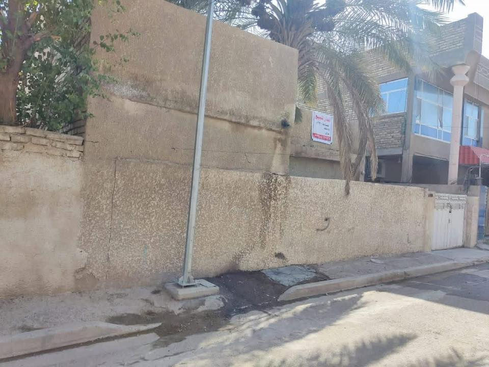 بيت ٢١٢ متر طابو صرف سند مستقل في الشرطه الخامسه  قرب أفران المياحي كراج كبير وحديقه وحمام خارجي ومطبخ و٣ غرف نوم وصاله وحمام والطابق الثاني غرفه واحده وجه البيت ١٢ متر يفيد تقطيع يباع بسعر الارض للإستفسار الاتصال ع الرقم ***********
*********** من صاحب البيت مباشر
