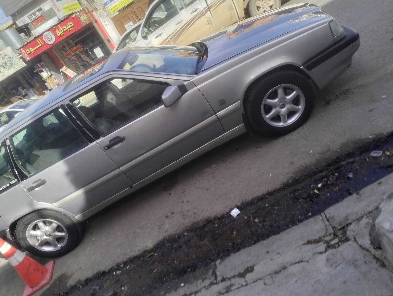 السلام عليكم للبيع سيارة فالفو موديل 1997 حجم 850 كير اوتماتيك محرك 5 سلندر كشنات جلد جامات كهرب تبريد منقص غاز كهربايات كلها شغالة شاشة كامرة كزوز رياضي رقم نينوى دولي مسطرة صاحبها الشرعي في الموصل تحويل فقط بدون وكالة سعرها 55 ورقة وبيها مجال شي بسيط للاستفسار الاتصال على الرقم الموجود في المنشور ***********
