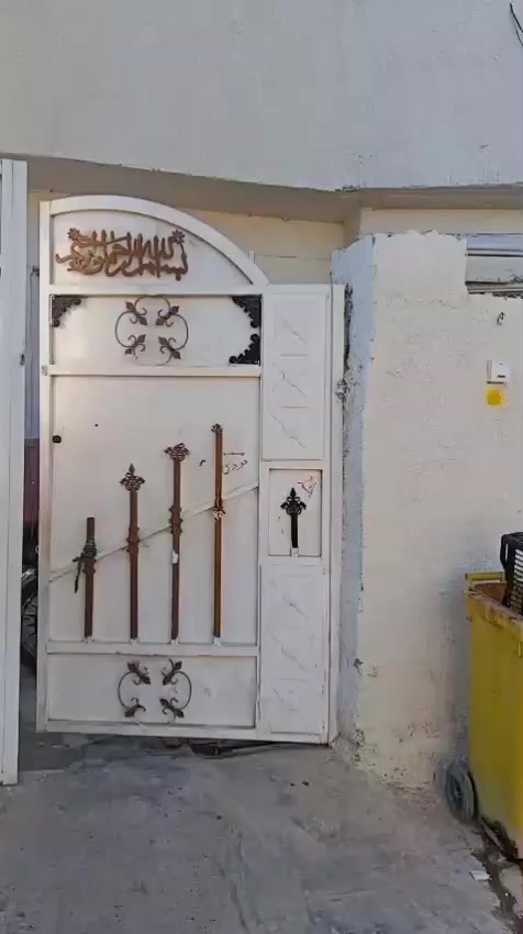 عندي بيت للبيع مساحه 200متر مكان سبع قصور شارع أبو علي توصل على رقم ***********
