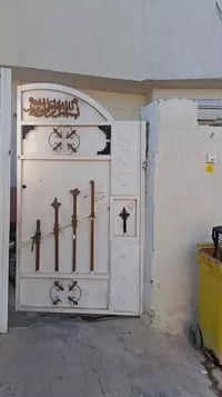 عندي بيت للبيع مساحه 200متر مكان سبع قصور شارع أبو علي توصل على رقم 07...