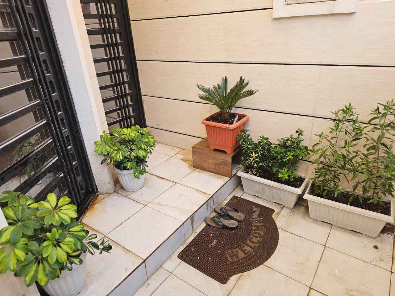 السلام عليكم ورحمه الله وبركاتهُ

#يعلن_مكتب_تبوك_للعقار 🏠 

دار للبيع مساحة 100م واجهة 5م نزال 20م 👍

طابو صرف 🫆

📍الموقع : حي الجهاد _ ديوان المخابرات_ خلف شارع 60

يحتوي  الدار على طابقين 

الطابق الأول : استقبال + مطبخ + صحيات + غرفه نوم 
الطابق الثاني : 2 غرف نوم + صحيات 
الطابق الثالث : بيتوته كبيره + سطح امامي + سطح خلفي 

بناء حديث 2022 جاهز للسكن 

السعر : 250 وقابل للتفاوض ✅️

للأستفسار : *********** وسـامٰ ☎️

#حي_الجهاد #بغداد
