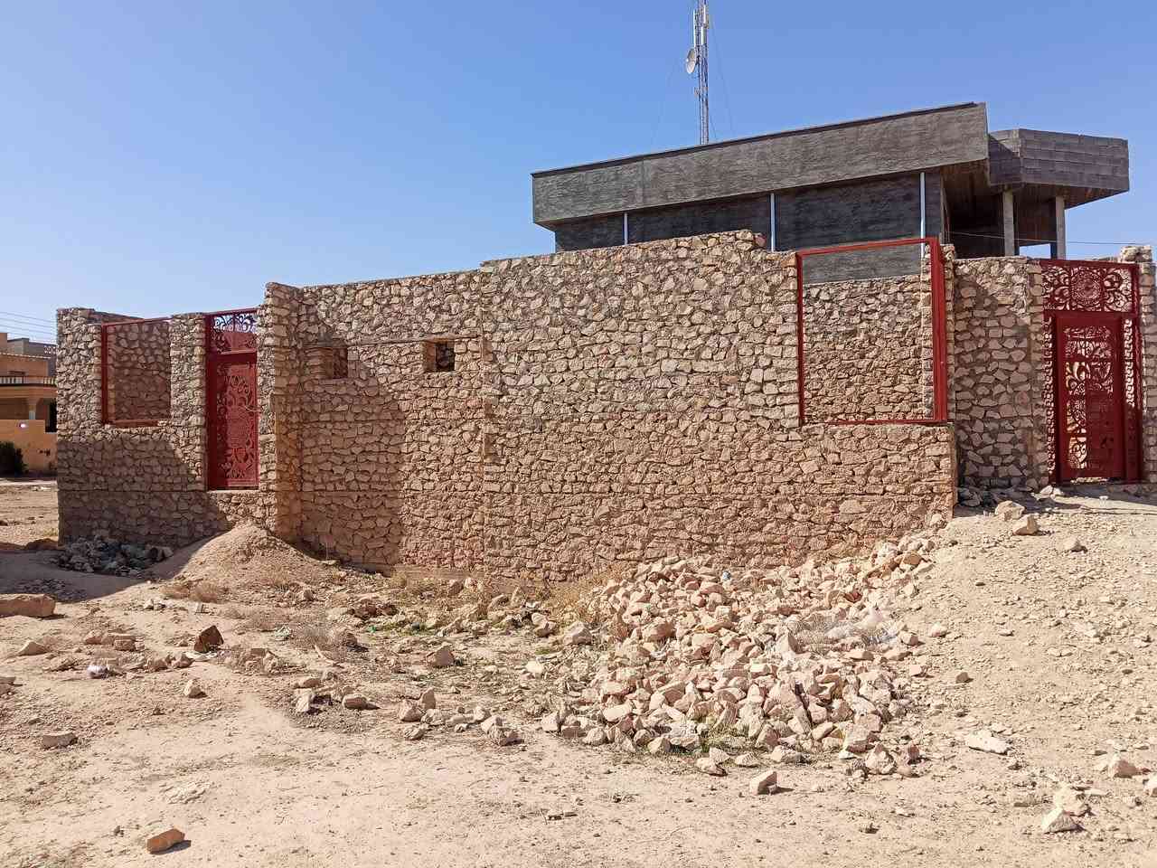 هيكل للبيع  
العنوان الانبار حديثة  الوسطة قرب المدرسة الصينية 
منطقة هادئة جيران موظفين ومعلمين وتوجد كل الخدمات من ماء و كهرباء وكابل ضوئي 
المواصفات 
مساحة 200 م طابو صرف تحويل مباشر 
مكون من
ديوان  
هول 
كندور 
مطبخ 
غرفة نوم 
مجموعة صحية داخلية 
الهيكَل غير مسقف كما موضح في الصور 
مبني رباط كونكريت 
بناء حديث بالاسمنت 
كرستة حديد حطاطة حديد ثقيل أصلي  
السعر المطلوب 25 مليون قابل للتفاوض 
الاتصال ***********
***********
