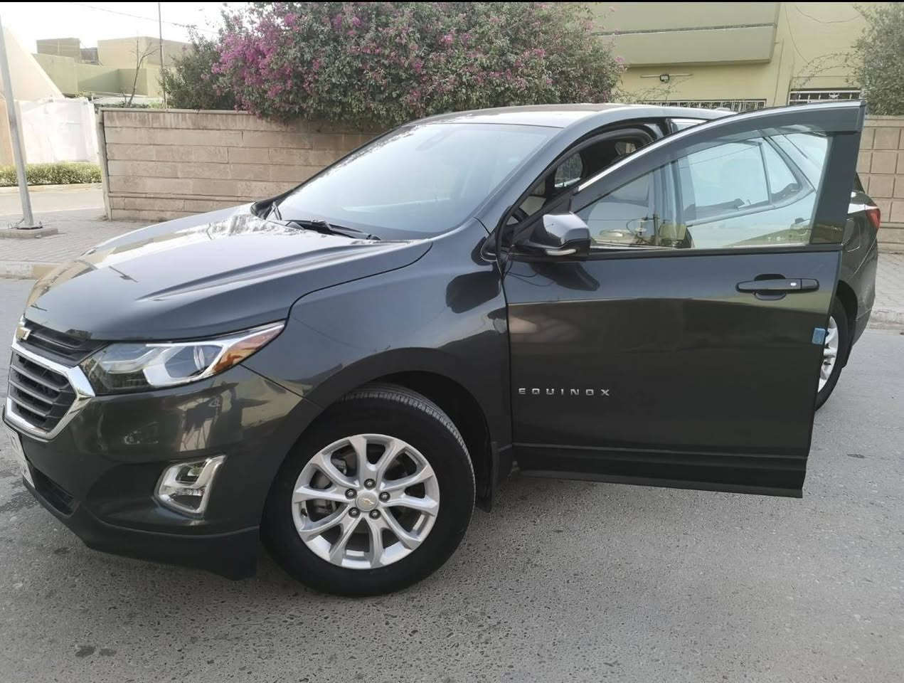 🚗 شفروليه ايكونيكس LS موديل 2020 للبيع 🚗 

السيارة مال بيت بحالة ممتازة موضحة بالصور وجاهزة للاستخدام گير ومحرك بشرط بنزينها محسن ودهن امزاويل من استاذ ايمن قيس: 

🔹 المواصفات:
• الموديل: 2020
• الفئة: LS
• ماشية 109 ألف كيلومتر (67 ميل) (قابل للزيادة)
• الرقم: السليمانية (هزة وسنوية جديدة) 
شاشة العرض: (شاشة أصلية تدعم كاميرا خلفية، ونظام Apple CarPlay و Android Auto).

أنظمة الأمان: (رادار جانبي، رادار خلفي، نظام الحفاظ على المسار، ABS).التحكم والتشغيل: (تشغيل بصمة، تشغيل عن بعد، تحكم ستيرن كامل، مثبت سرعة)
🔹 تفاصيل الضرر (الضربة جانبية):
• الحادث: ضربة جانبية في أبواب جهة السائق معدلة بأمريكا تعديل اخو الجديد، وبالعراق بيها بالصندوك ضربة شبر ونص والباب الخلفي جهة السكن بيها ربع باب ونص جاملغ خلفي والسيارة بيها فحص حديث
• الإيرباك: إيرباك البردة (الستارة الجانبية) فقط مفتوح، باقي الإيرباكات سليمة بالكامل. 

🔹 السعر والموقع:
• السعر: 130 ورقة (وبيها مجال)
• الموقع: كركوك 

📞 للتواصل والاستفسار:
رقم الهاتف واتساب: ***********
