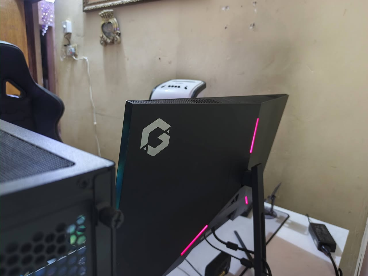 شاشه كيم وان 
حجم 27
2k
ips
165 هرتز
hdr 
جي سينك 
بيه اناره  ار جي بي من الخلف
بيه سبيكرات  داخليه 
شاشه اخت الجديده
السعر 200 الف قفل
مكان بغداد
توصيل محافظات ماعندي للاسف
***********

