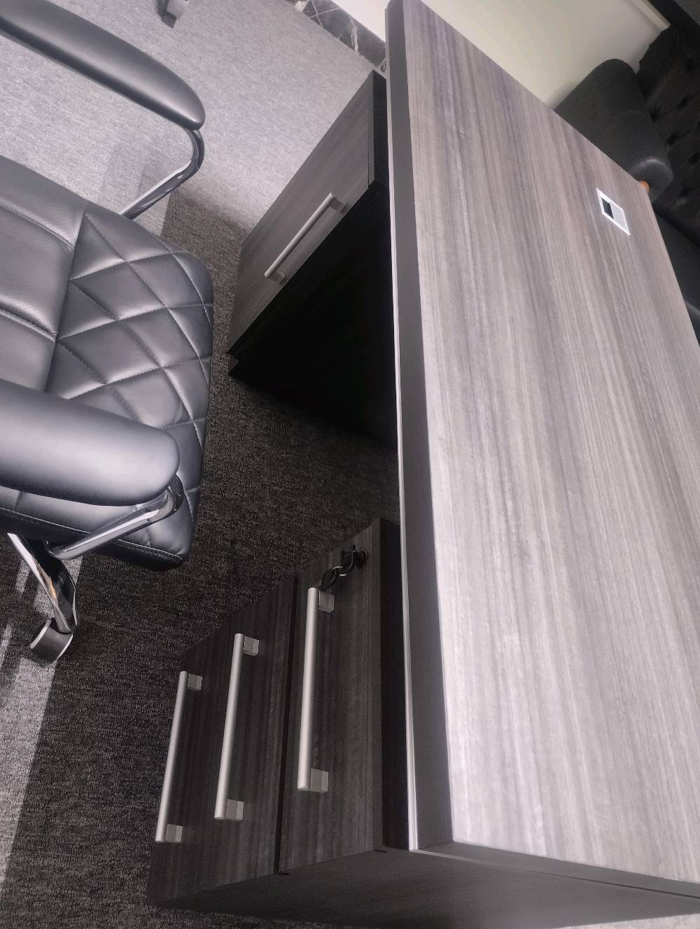 ميز اجتماعات 
ميز مكاتب عدد 2
كراسي مكاتب عدد 2
العنوان المنصور البيجيه قرب بوابه المنصور ستي