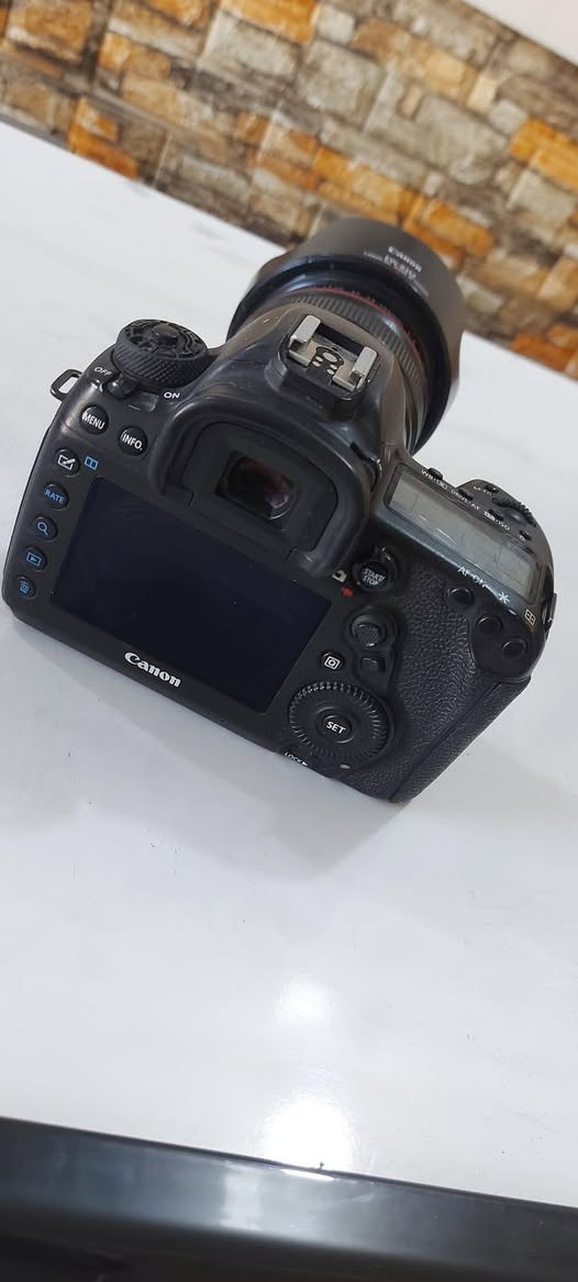 كامره كانون 5d مارك 4 للبيع السعر خاص ***********
