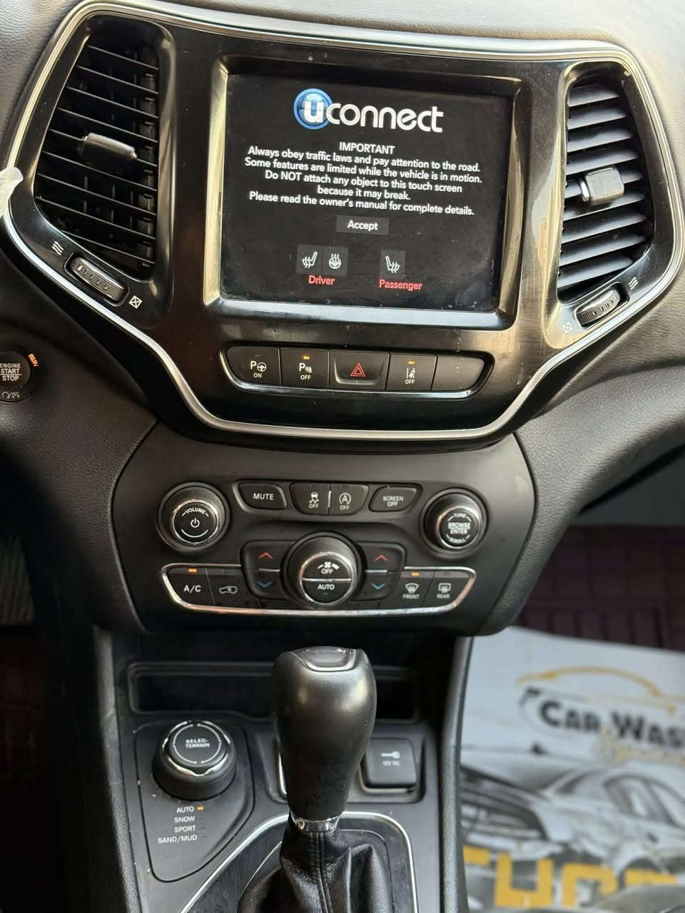 السلام عليكم جيب شيروكي موديل 2021بيه صبغ جاملغ وبنيد بدون دواخل رقم اربيل باسمي
فول مواصفات 
لايت زنون Led
رادار امامي 
ويل كب 
اشاره بالمري 
كشن كهربائي 
كشن جلد 
تحكمات ستيرن 
شاشه كامره خلفيه 
محرك 6سلندر 
ماشي 17الف
***********
السعر 140$وبيه مجال
