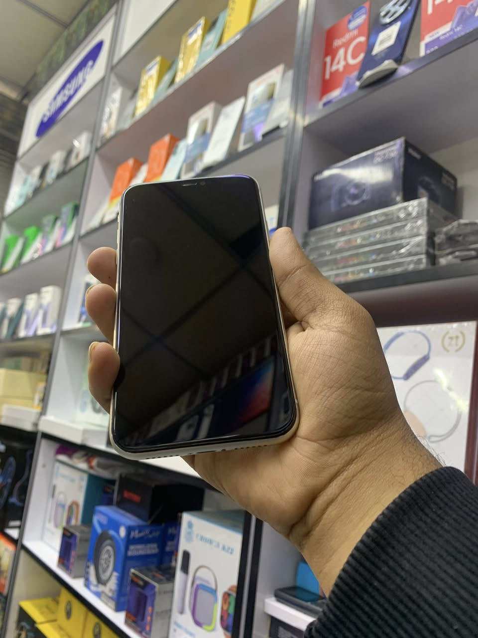 آيفون 11 عادي
امبدل بطارية اصلية 
وشاشة
سعره جوه سوك 
190 ألف بس 🔥🔥🔥
***********
