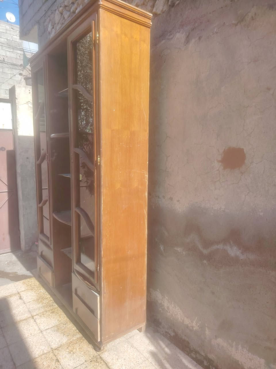 للبيع كومدينه بسعر ٧٥ وبيها مجال للتواصل مع الرفم ***********
